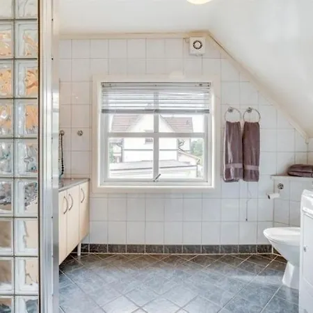 Sentrumsnaer Enebolig Villa