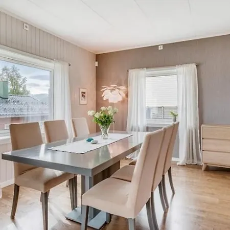 Villa Sentrumsnaer Enebolig *